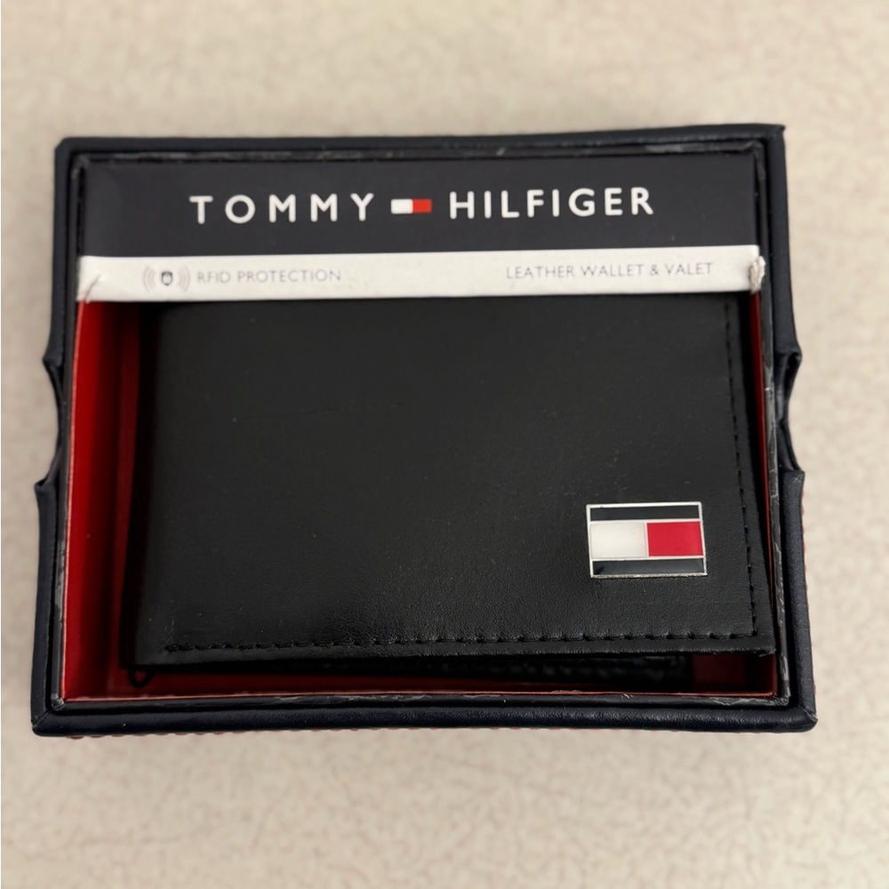Tommy Hilfiger Men's Black Leather Wallet & Vallet 31HP220138 RFID Protection